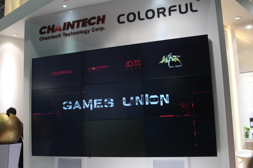 “GAMES UNION”游戲聯(lián)盟于6月2號(hào)下午1點(diǎn)半在南港館4F L0128展位舉行，七彩虹板卡事業(yè)部業(yè)務(wù)總經(jīng)理羅威和臺(tái)灣承啟科技發(fā)言人周子安先生為“GAMES UNION”簽約合作儀式致辭。同時(shí)請(qǐng)到了京東品牌戰(zhàn)略合作與發(fā)展總經(jīng)理汪延領(lǐng)先生以及御龍?jiān)谔煊螒蜻\(yùn)營(yíng)負(fù)責(zé)人杜雄勇先生到場(chǎng)致辭。