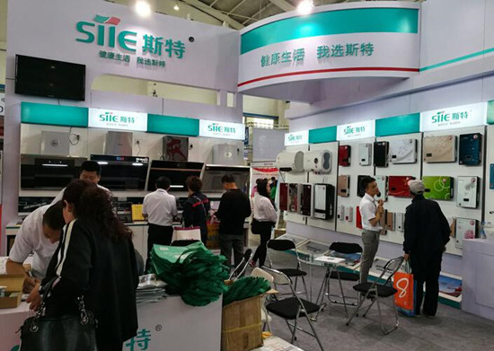 斯特電器展位吸引經(jīng)銷(xiāo)商前來(lái)
