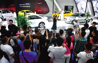 作為西安車市的風(fēng)向標(biāo)，西安國際汽車展覽會自2009年創(chuàng)辦以來，至今已經(jīng)成功舉辦了6屆，每年的參展商都在增加，參觀人次也是呈上升態(tài)勢，現(xiàn)場成交車更是高幅增長。很多人逛車展就是圖個“抄底”，買車實惠就得來2016（第七屆）西安國際汽車展覽會，價格讓你嗨翻天！