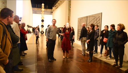 Venize雙年展世界巡展重慶站將長江當代美術(shù)館開(圖6) 炭嘆《我們與藝術(shù)無關(guān)》行為/表演/影像 11’15”