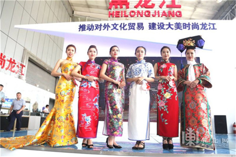 滿族旗袍秀 展會(huì)現(xiàn)場(chǎng)刮起時(shí)尚風(fēng)(圖5)