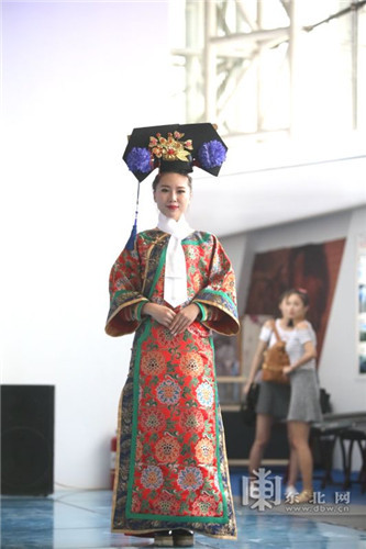滿族旗袍秀 展會(huì)現(xiàn)場(chǎng)刮起時(shí)尚風(fēng)(圖4)
