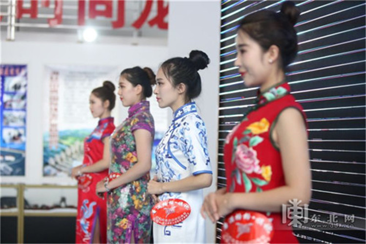 滿族旗袍秀 展會(huì)現(xiàn)場(chǎng)刮起時(shí)尚風(fēng)(圖2)