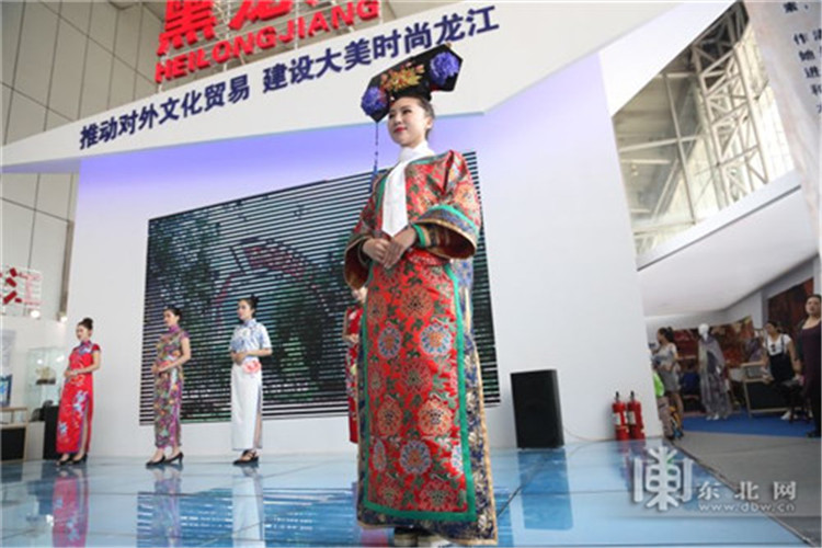 滿族旗袍秀 展會(huì)現(xiàn)場(chǎng)刮起時(shí)尚風(fēng)(圖3)