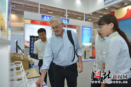 中東歐國(guó)家省州產(chǎn)業(yè)合作展上河北企業(yè)忙推介(圖2)