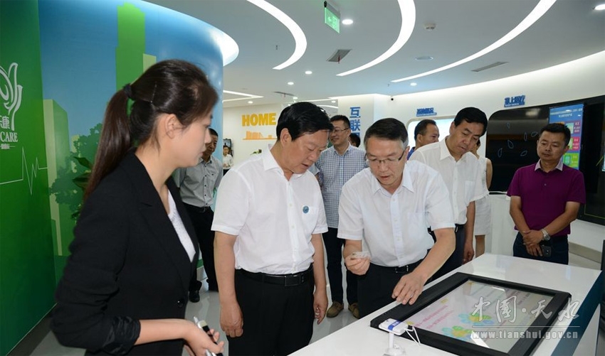 甘肅萬(wàn)維公司智慧城市展廳楊維俊進(jìn)行考察(圖2)