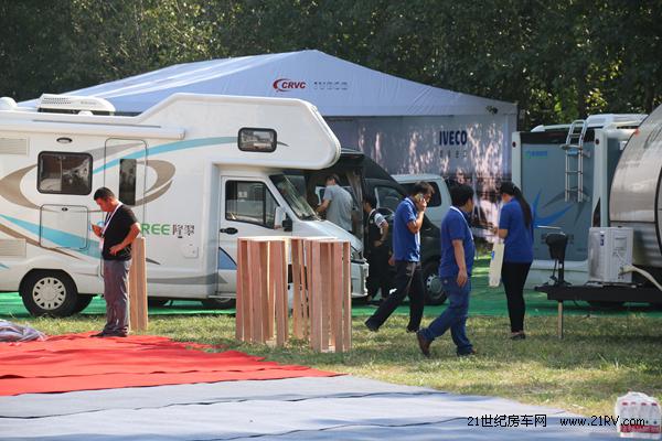 北京國(guó)際房車(chē)大展在即 商家布置展會(huì)現(xiàn)場(chǎng)(圖3)