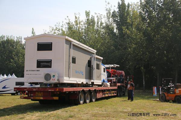 北京國(guó)際房車(chē)大展在即 商家布置展會(huì)現(xiàn)場(chǎng)(圖7)