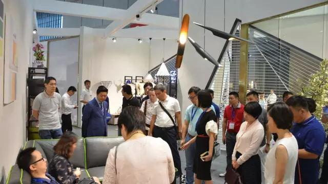 左右定制新品亮相上海虹橋展 玩轉(zhuǎn)美式休閑風(fēng)(圖2) 左右定制新品亮相上海虹橋展 左右智美玩轉(zhuǎn)美式休閑風(fēng)