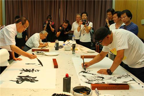 中、日、蒙古藝術(shù)家在筆會(huì)現(xiàn)場(chǎng)潑墨揮毫