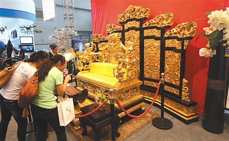 文博會開幕首日 現(xiàn)場交易近億元(圖2) 文博會開幕首日 現(xiàn)場交易近億元(圖2)