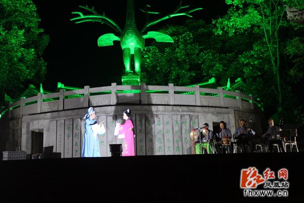 鳳凰縣夢(mèng)幻燈光節(jié)開(kāi)幕 優(yōu)美風(fēng)景羨煞游人(圖7)