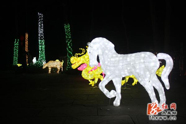 鳳凰縣夢(mèng)幻燈光節(jié)開(kāi)幕 優(yōu)美風(fēng)景羨煞游人(圖3)
