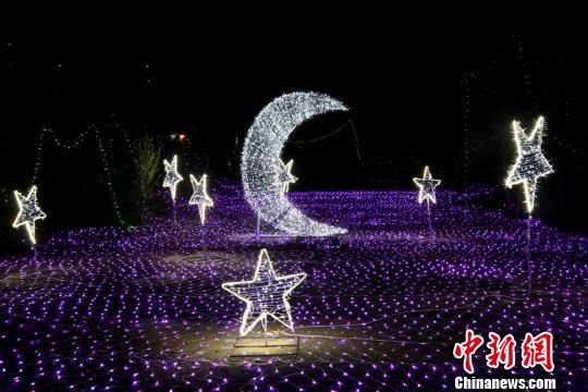 圖為精美的燈光造型?！∴嵄z